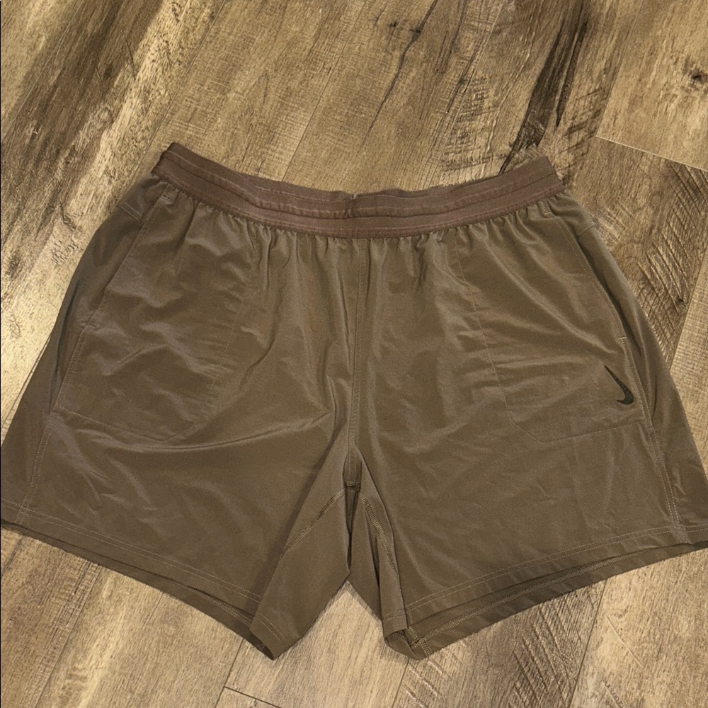 NIKE YOGA MENS SHORTS BROWN SIZE 4XL